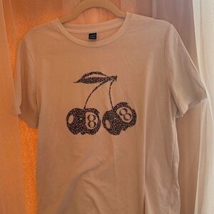 white Graphic T-shirt size s